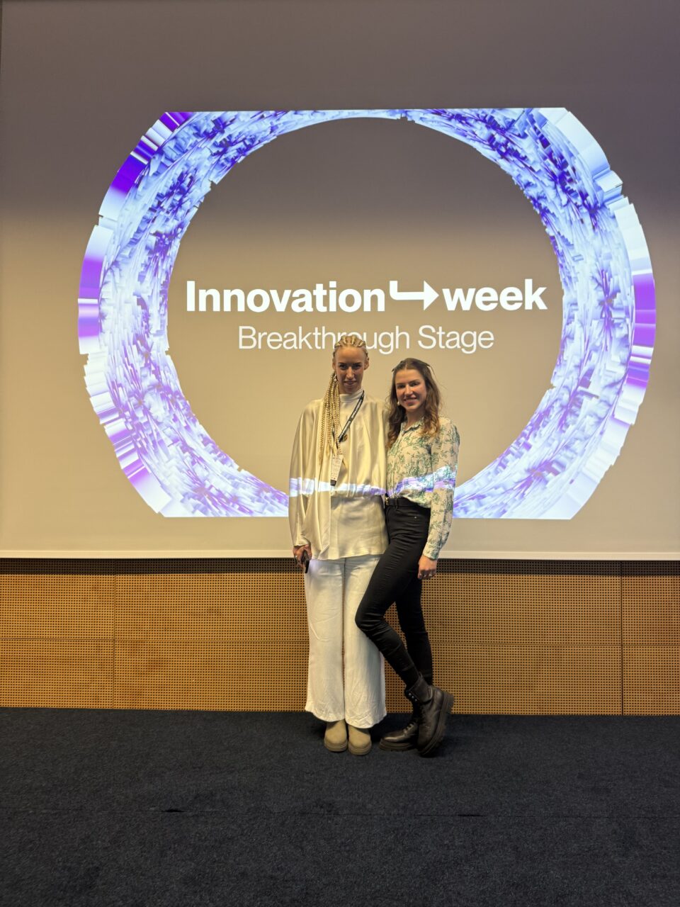 Moderátorka panelu "Psychedelika a duševní zdraví - nová oblast terapie" Berenika Alexandre a Eva Kotorová (Praha, 10. října 2025), zdroj: Eva Kotorová
